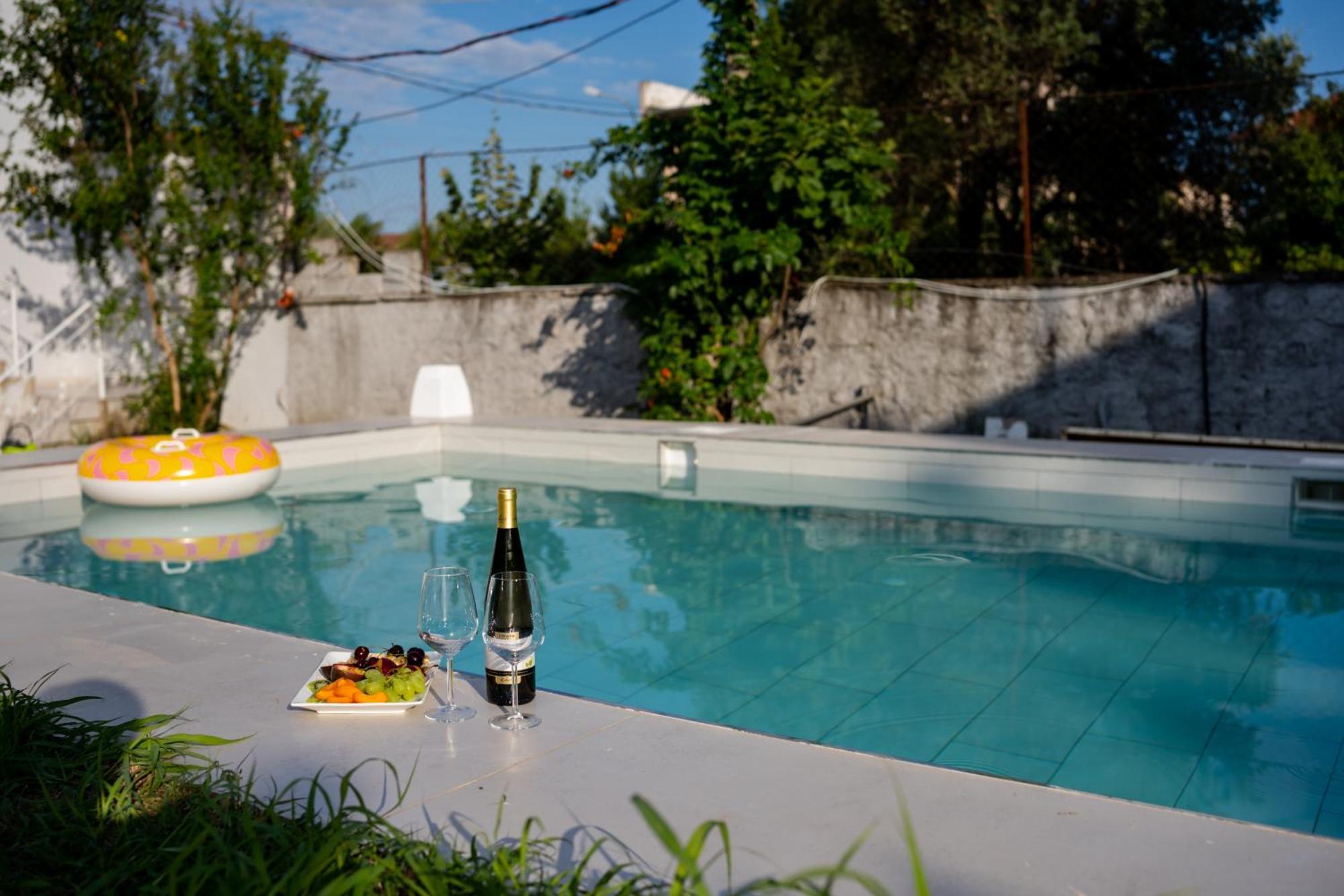 In With Outdoor Pool *